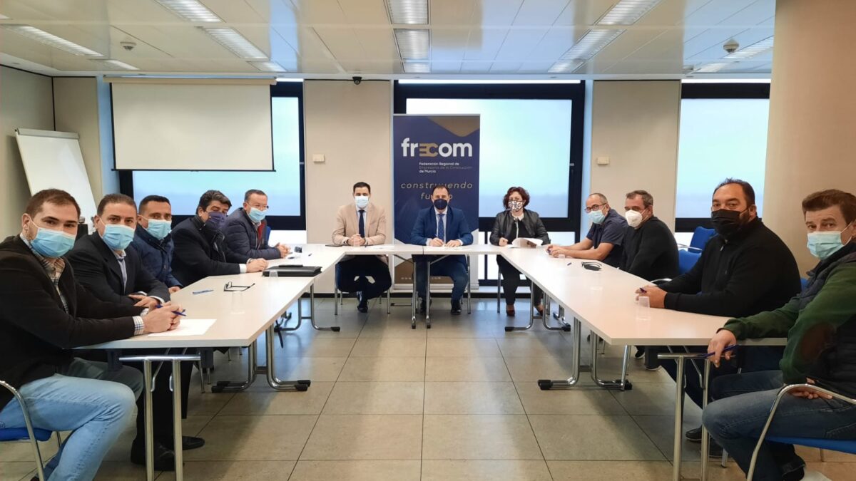 La Federación Regional de Empresarios de la Construcción aprueba el calendario laboral del sector de 2022 2 FRECOM
