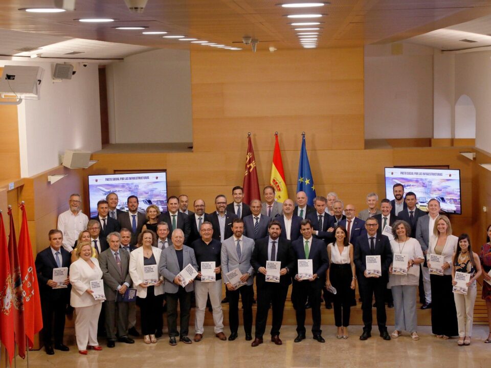 FRECOM suscribe el Pacto por las Infraestructuras del Transporte de la Región de Murcia 8 FRECOM