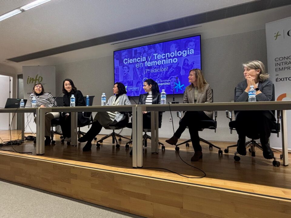 La construcción, referente para las niñas del futuro en la jornada 'Ciencia y tecnología en Femenino' con UORCONF 4 FRECOM